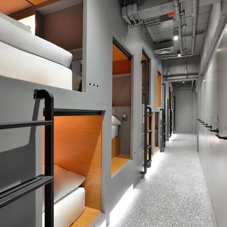 Tiang Capsule Hostel Bangkok Exterior foto