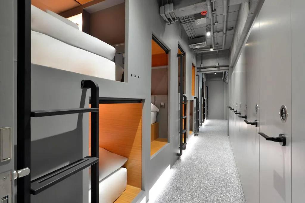 Tiang Capsule Hostel Bangkok Exterior foto
